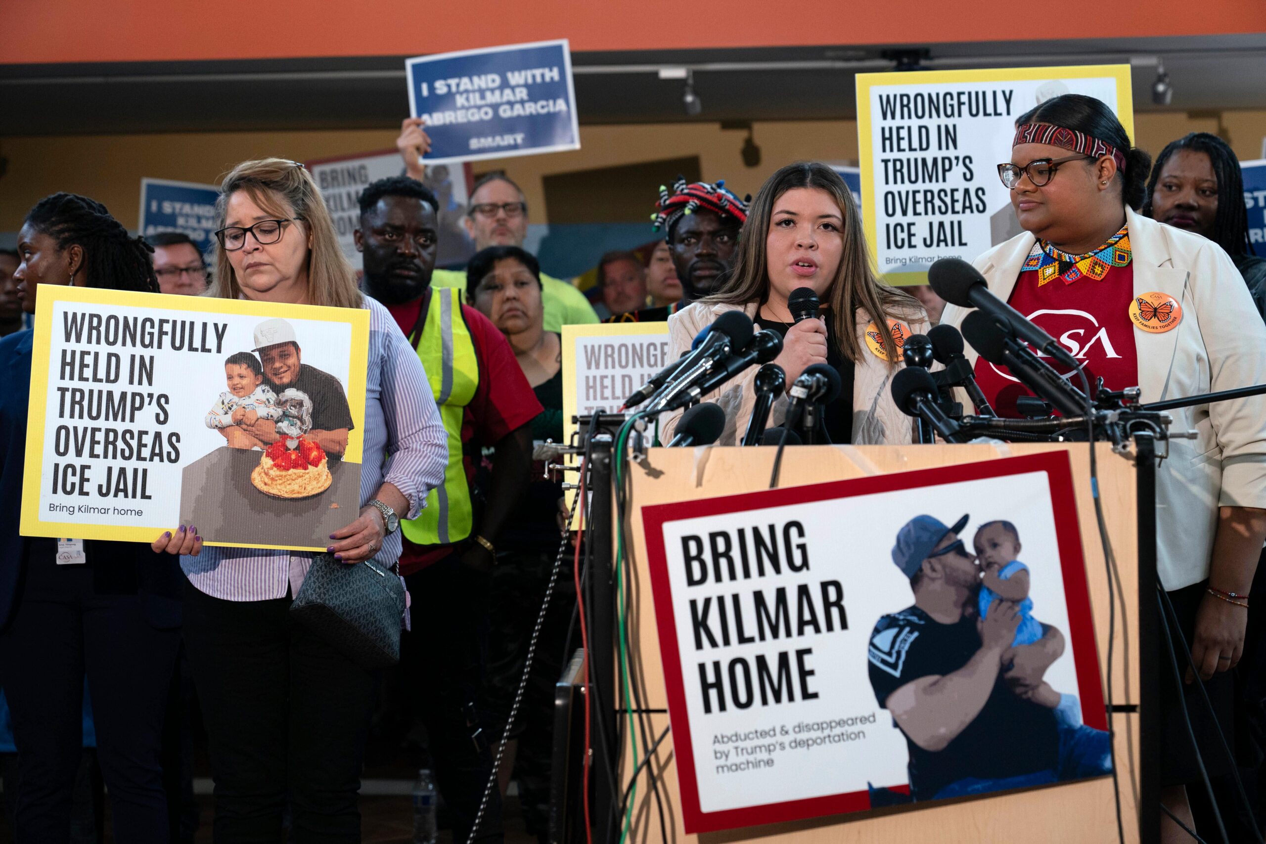 Chief Justice Roberts pauses deadline for return of Maryland man mistakenly deported to El Salvador