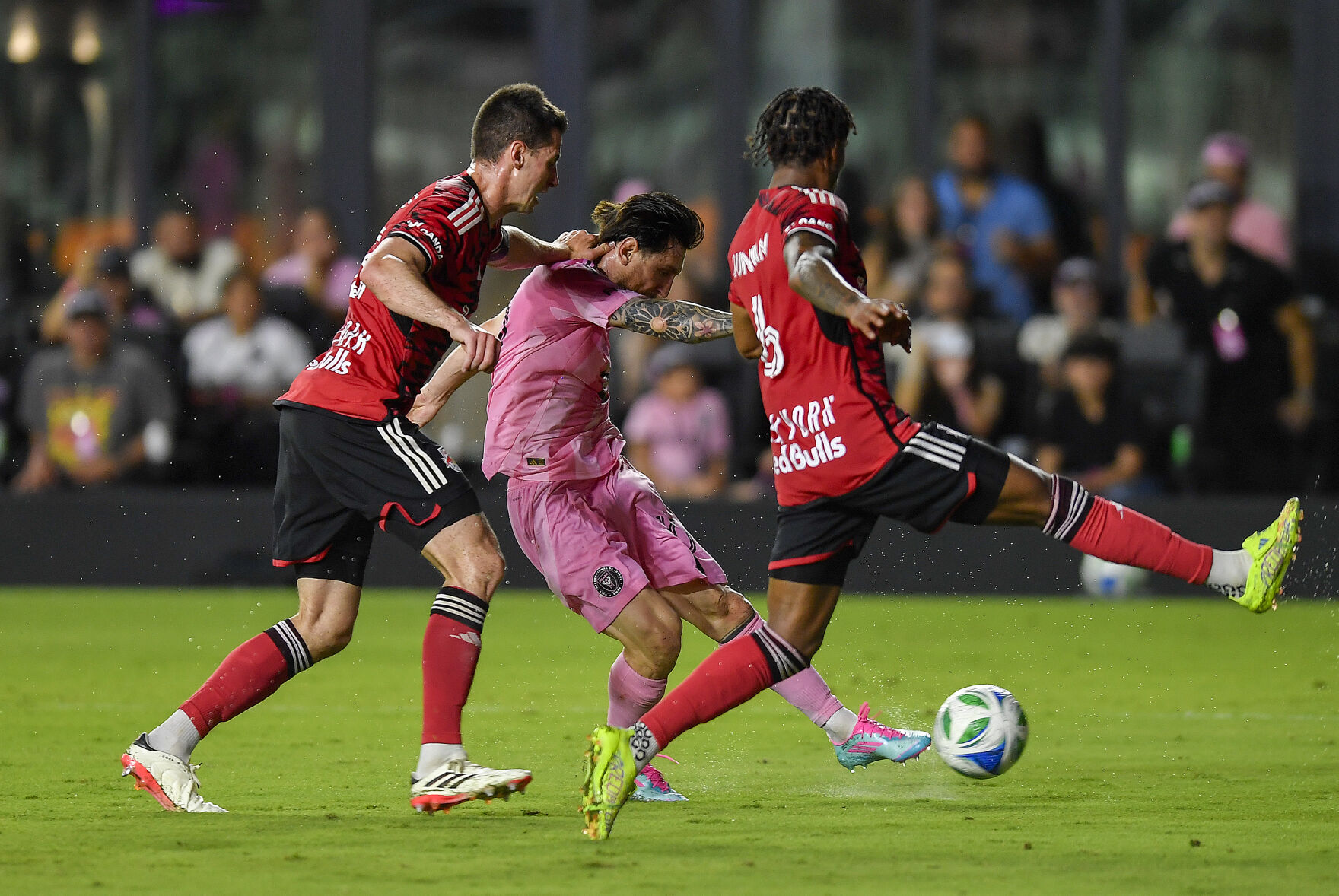 Picault, Suárez y Messi anotan para que el Inter Miami aplaste a los Red Bulls 4-1