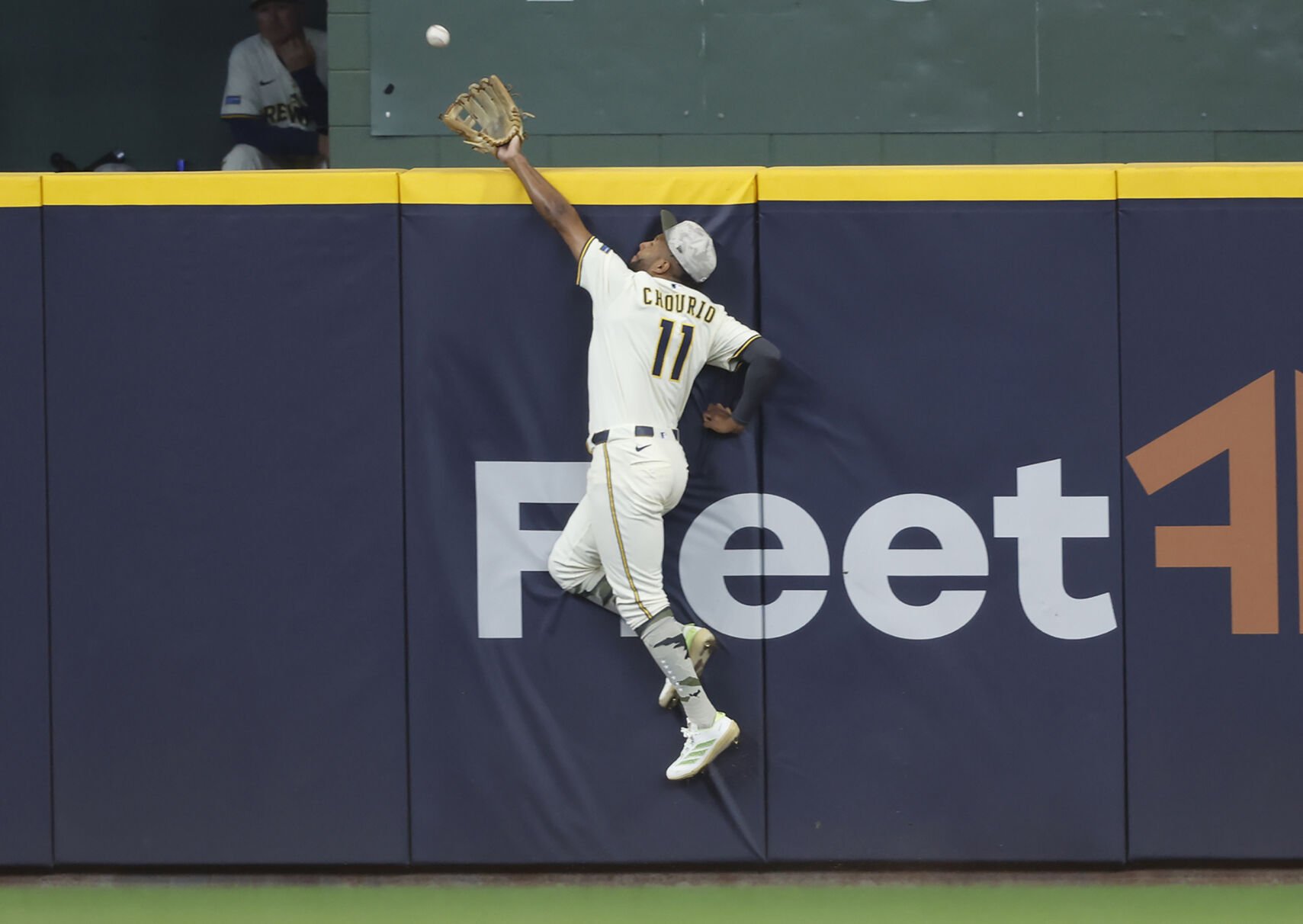 Slumping at the plate, Jackson Chourio makes a game-saving catch for the Brewers
