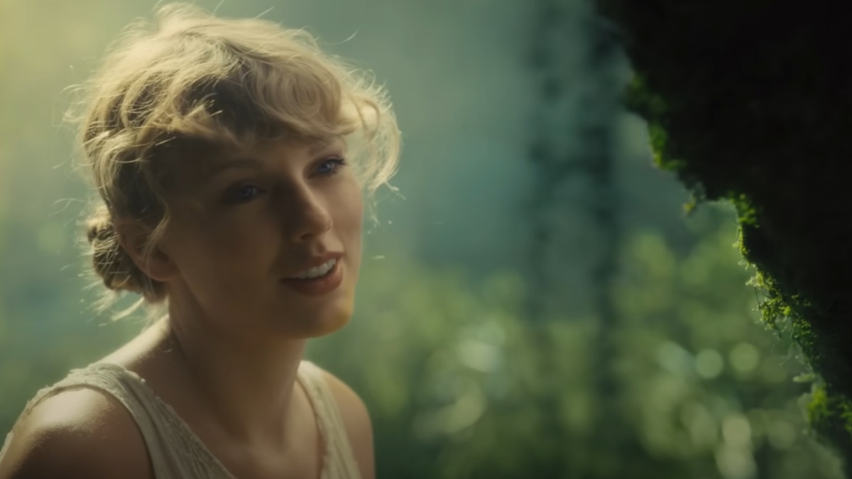 ‘Taylor Swift Midnights Cardigan’ Trend Explained Amid Fan Selfie