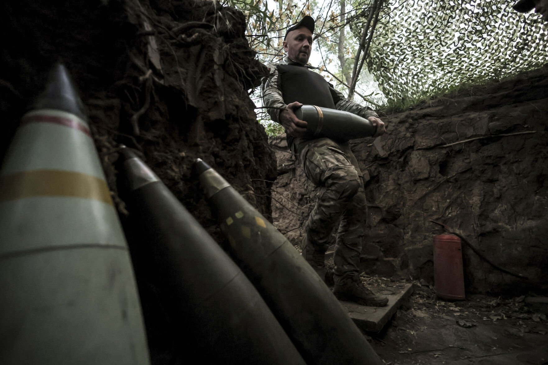 Russia ramps up offensives on 2 fronts in Ukraine as both sides seek an advantage before fall