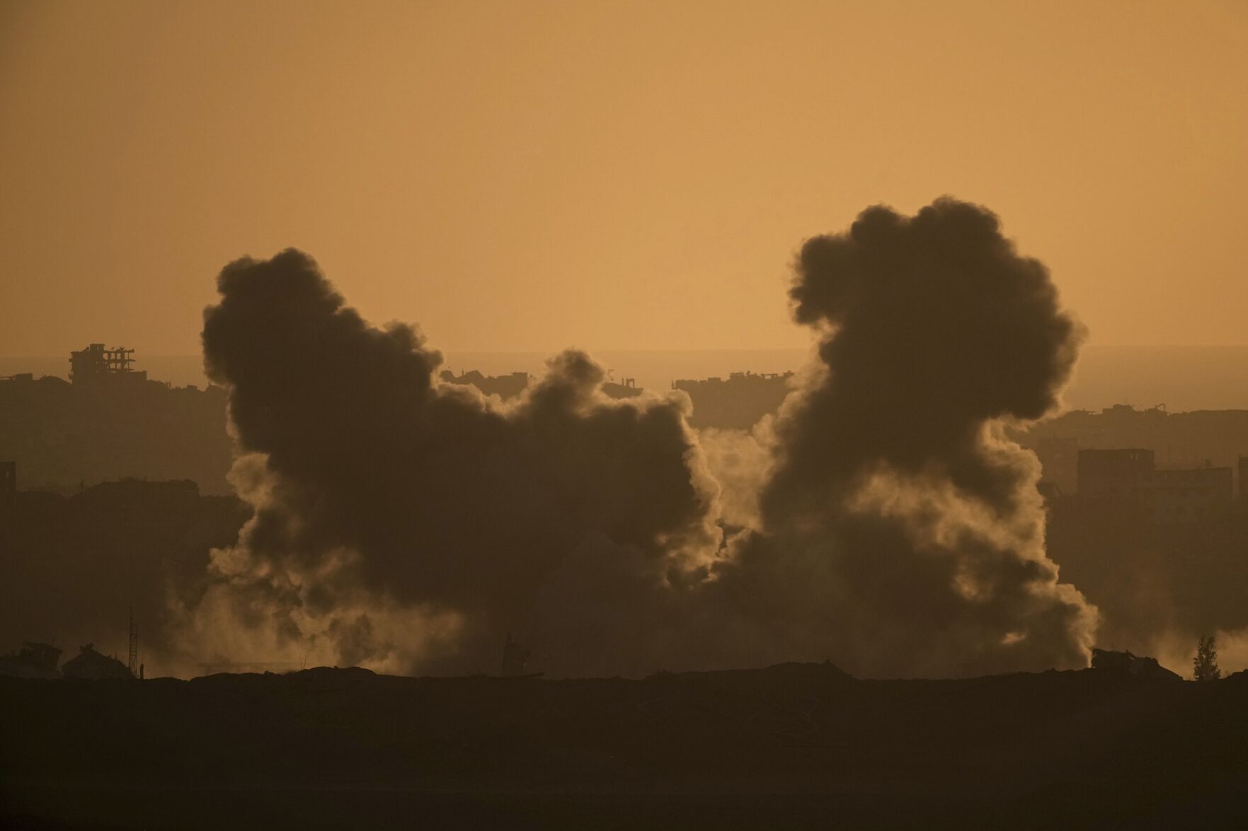 Israeli strikes kill 40 in Gaza, with no sign of a breakthrough after Trump’s talks with Netanyahu