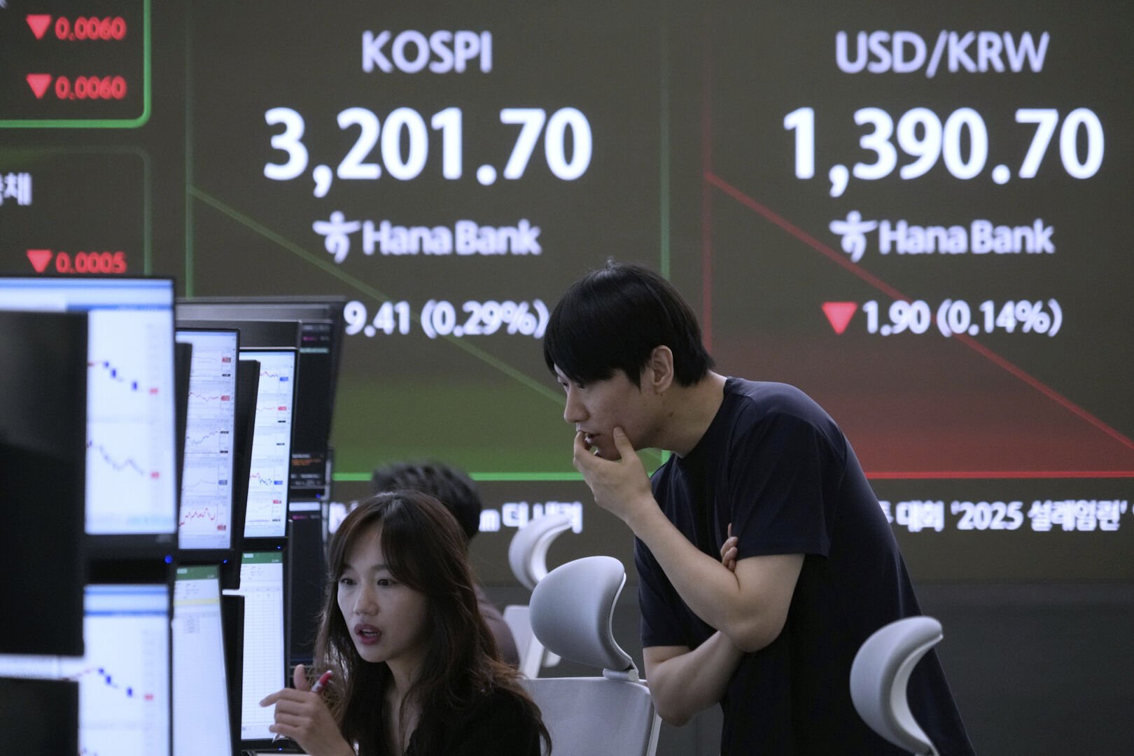 Wall Street closes a record-breaking week with a quiet finish
