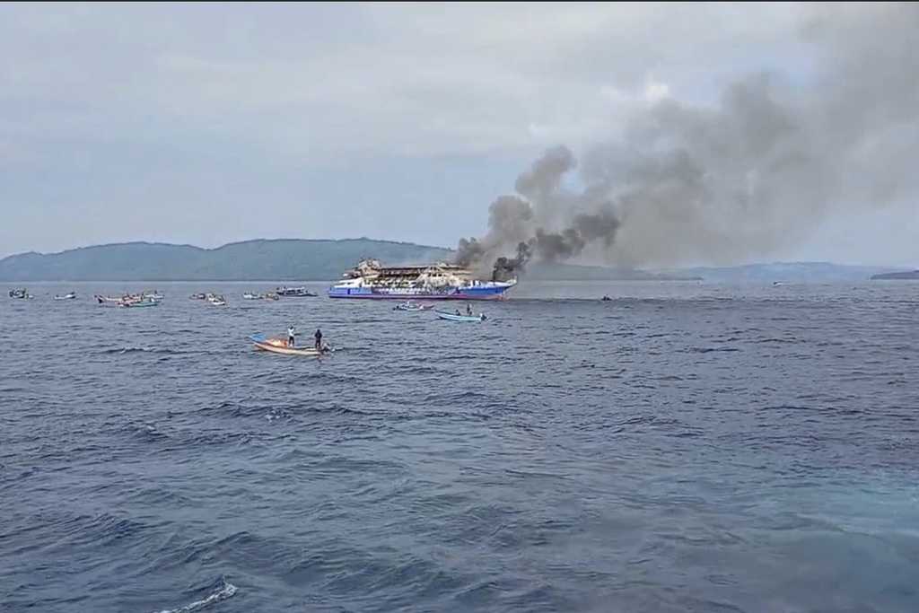 568 people survived after an Indonesian ferry caught fire, killing 3