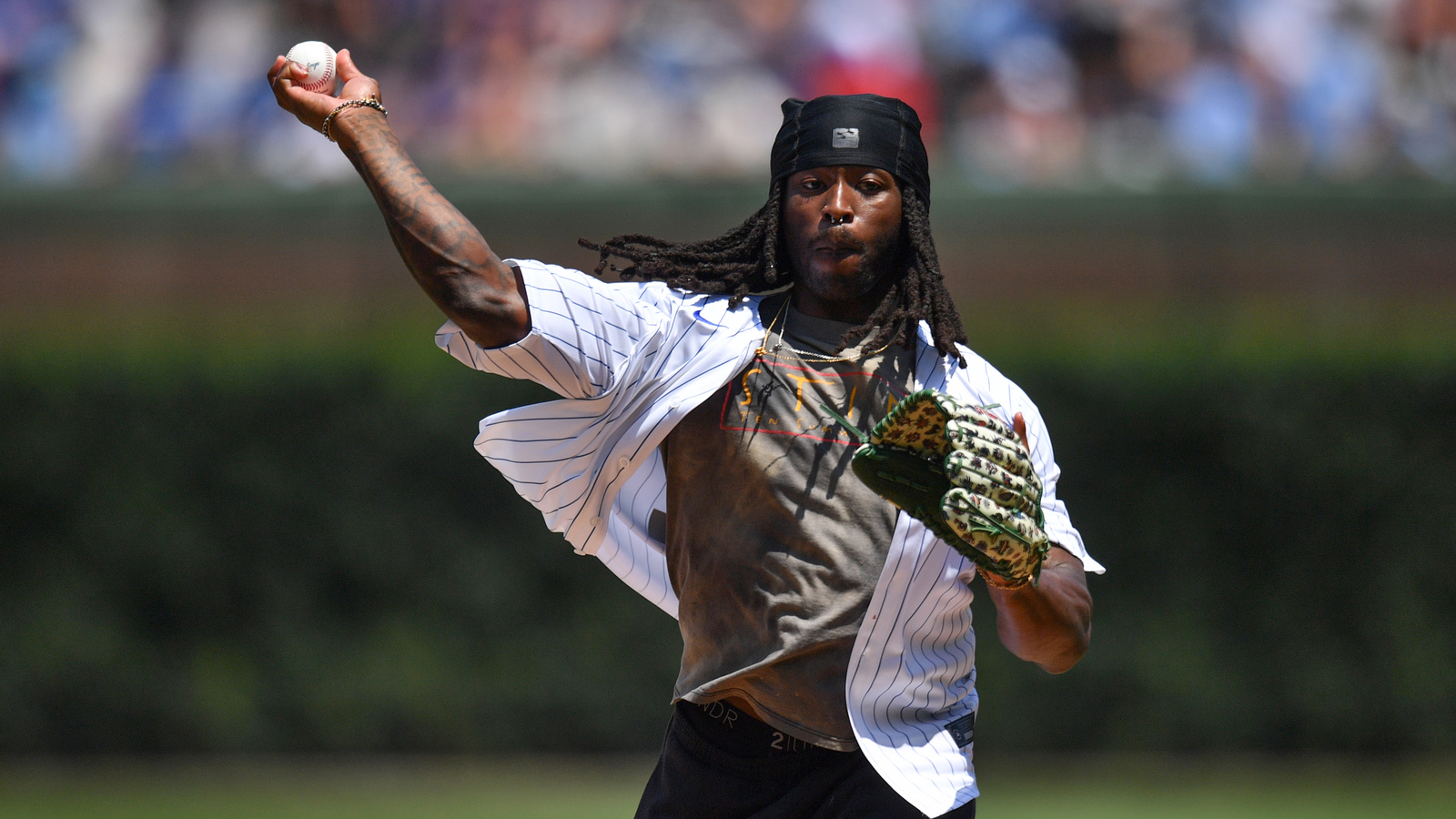 Alvin Kamara demanded a redo on his terrible first pitch at Cubs game