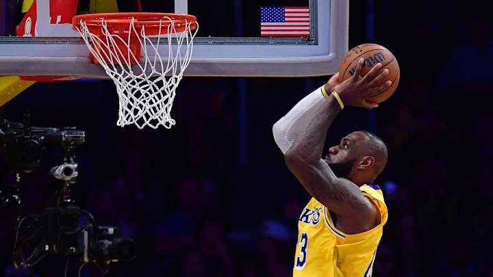 Lakers Notes: LA Discussing Blockbuster Trade, LeBron James Encounter With Fan, Major Roster Weakness