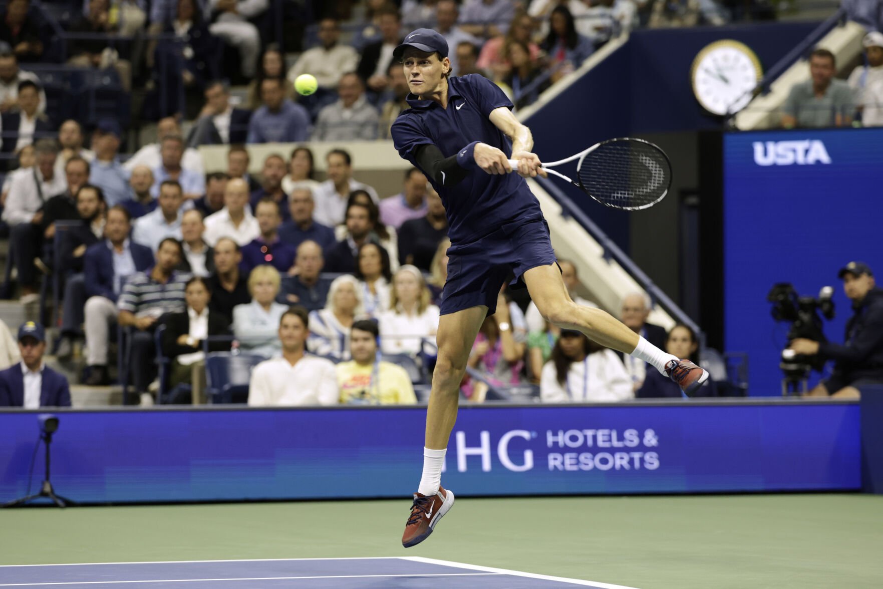 Jannik Sinner takes his US Open title defense into the semifinals by beating Musetti